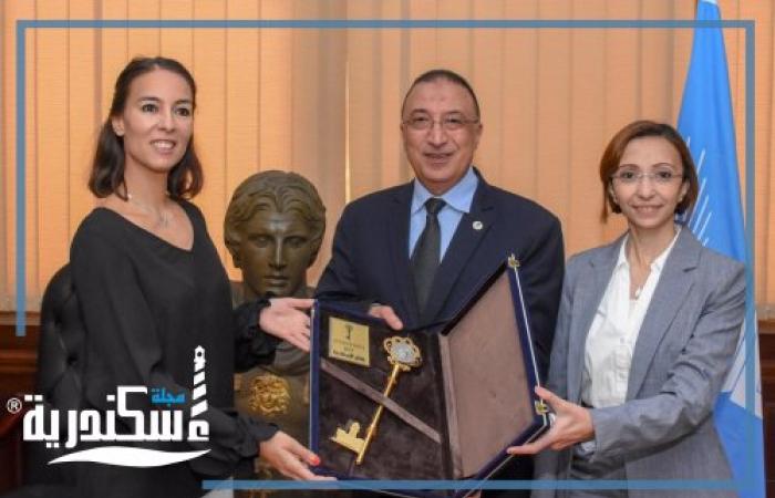 محافظ الإسكندرية يودع قنصل عام فرنسا.. ويهديها "مفتاح المدينة"