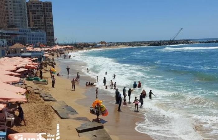تحذير للمصيفين بالإسكندرية.. الموج عالٍ والسحب شديد ونزول البحر اليوم خطر