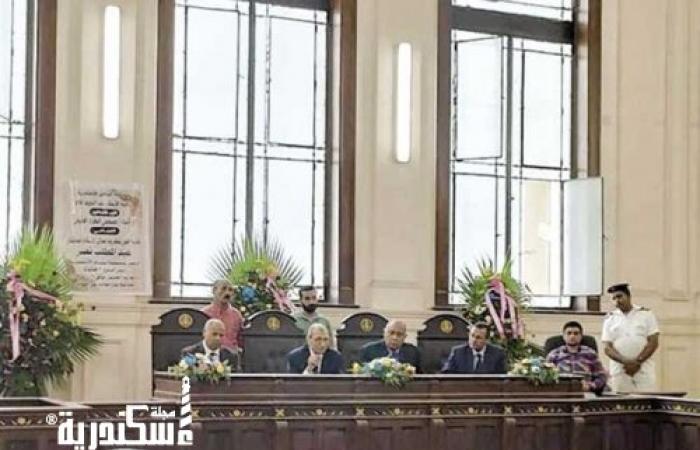 لأول مرة.. قاعة «جنايات الإسكندرية» تتزين بالورود تكريمًا لبلوغ قاضٍ سن المعاش