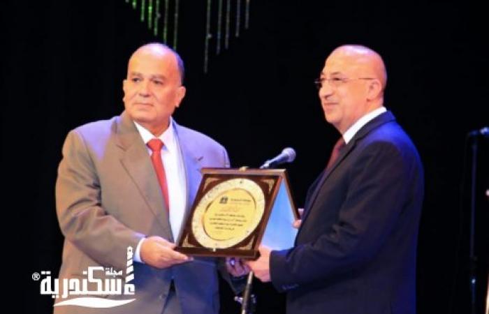 محافظ الاسكندرية يكرم حسام الدين إمام رئيس شركة نهضة للخدمات البيئية الحديثة في احتفالية العيد القومي الـ 70 لمحافظة الإسكندرية