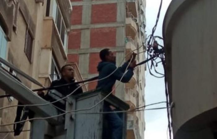استمرار  أعمال رفع كفاءة أعمدة وكشافات الإنارة بنطاق حي شرق