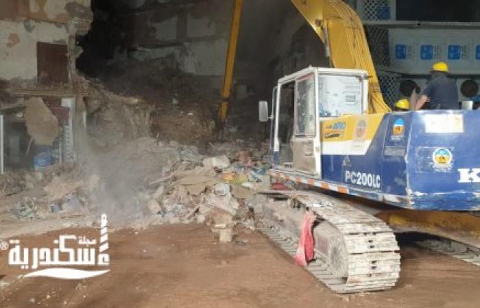 المقاولون العرب تدفع بمعداتها لرفع أنقاض العقار المنهار بسيدي بشر