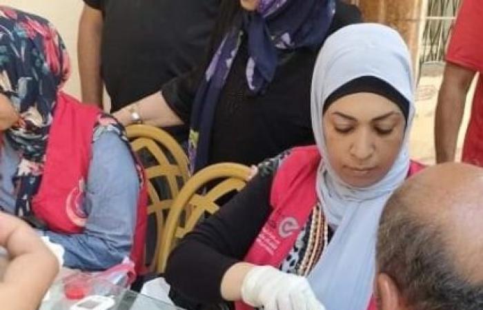 الكشف على عدد 793 حالة....قافلة طبية وتقديم العلاج مجانا للمواطنين بحى المنتزه أول