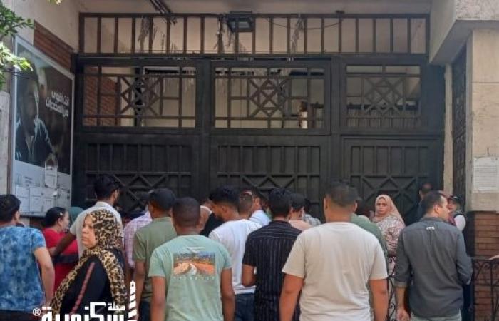 تجمع طلاب حقوق الإسكندرية احتجاجا على نتائج الامتحانات