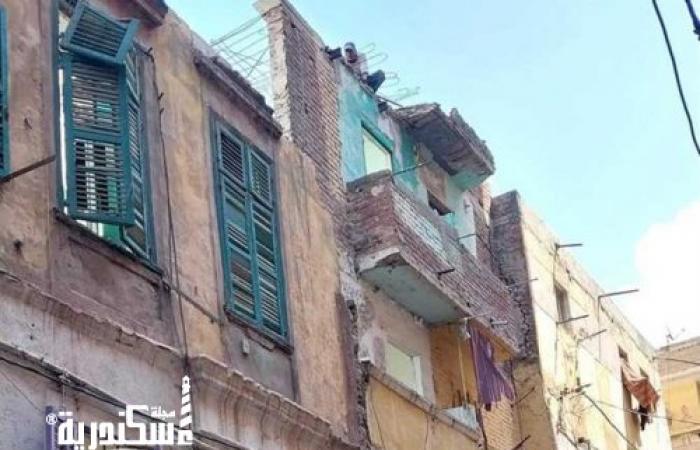 تهدد المارة.. حي غرب....إزالة أجزاء عالقة بـ«عقاري كوم الشقافة»