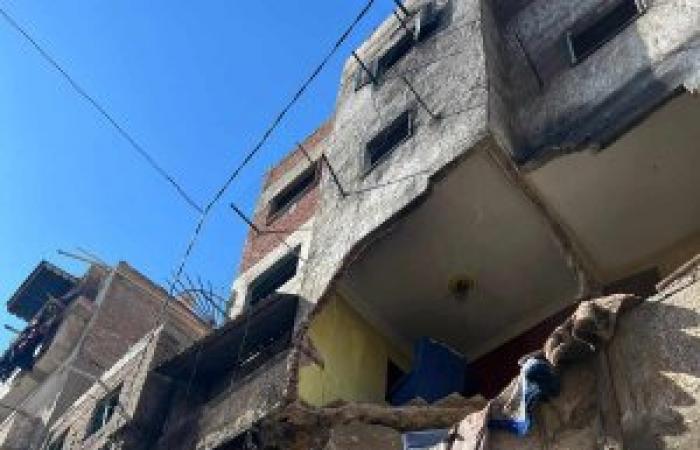 حي غرب يزيل عقارًا آيلاً للسقوط في كرموز
