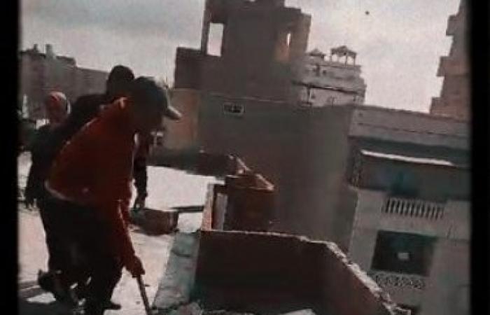 حي وسط..... هدم سور مخالف أعلى عقار بسبورتنج إستجابة لشكاوى المواطنين