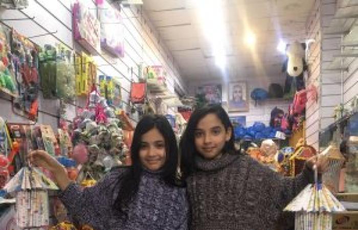 ‎"بورقة يصنعان فانوس" بنتان يصنعان فانوس رمضان بالورق المستهلك في الإسكندريه   ‎