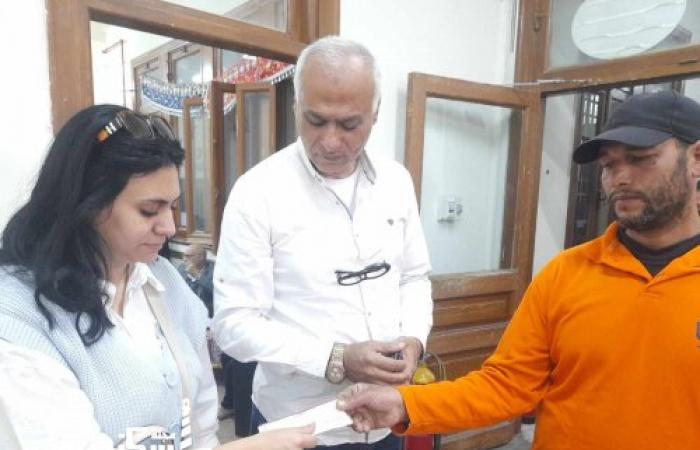 قصة إنسانية رائعة: عامل نظافة أمين يعيد شيكًا بقيمة 75 ألف جنيه لصاحبته