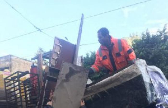 رئيس حي وسط....يقود حملة صباحية بشوارع باب شرق تسفر عن رفع ٩٥ حالة اشغال