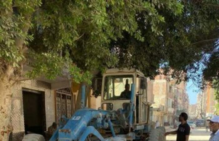 لتحقيق السيولة المرورية: حي العامرية أول يواصل أعمال رفع كفاءة الطرق بشارع "مخزن الزيت" و "الكرنك"