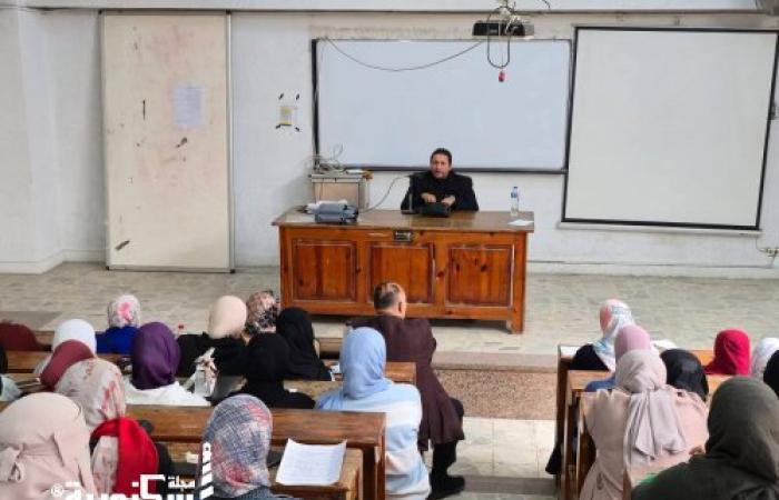 أهمية التطوع في بناء جيل واعٍ في ندوة خدمة إجتماعية و خليك إيجابي