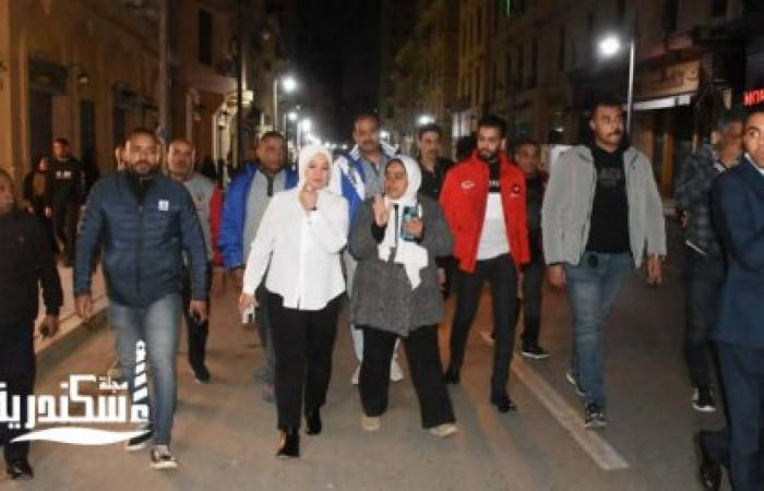 نائب محافظ الإسكندرية تتابع الالتزام بمواعيد غلق المحال ميدانيًا بنطاق حي وسط.. وتؤكد: الحملات مستمرة ولا تهاون مع المخالفين