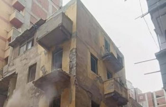 حي غرب علي مدار اليوم وإزالة الخطوره الداهمه بالعقار ٧ شارع الحميدي بكرموز حرصا علي سلامه المواطنين