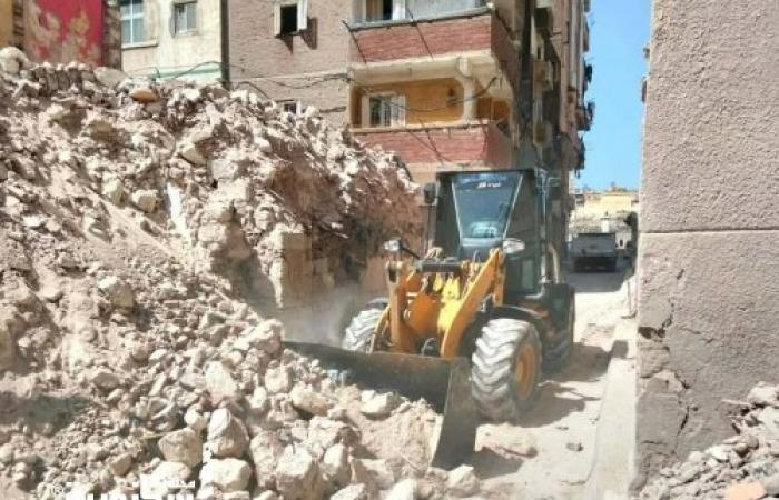 رئيس حي غرب تتابع اعمال رفع ٥٥ طن اتربة ورديم وانقاض من شارع ابن طولون