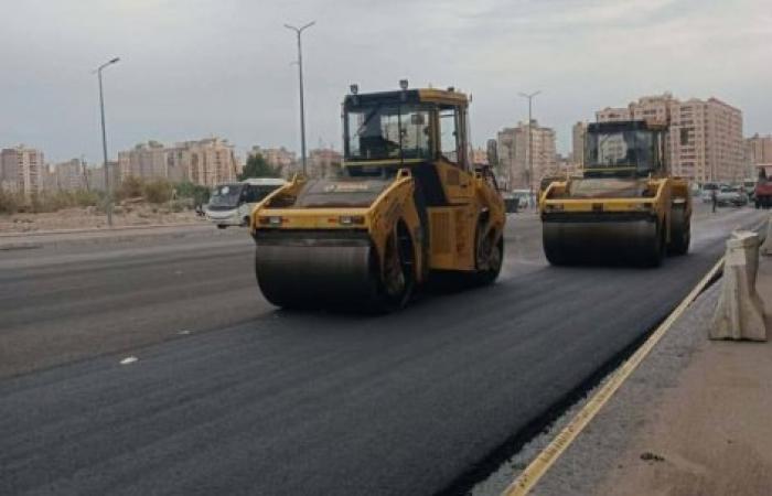 حي ثان المنتزة....استمرار العمل بتطوير شارع مصطفى كامل في اطار رفع معدل انجاز الخطة الاستثمارية لتطوير شبكة الطرق