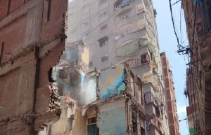 حي غرب..... إزالة الخطوره الداهمه بالعقار ٩ شارع الشبكشي حرصا علي سلامه المواطنين