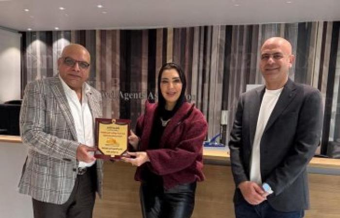 غرفة شركات السياحة بالإسكندرية تُكرم إيمان شرف لجهودها في دعم القطاع