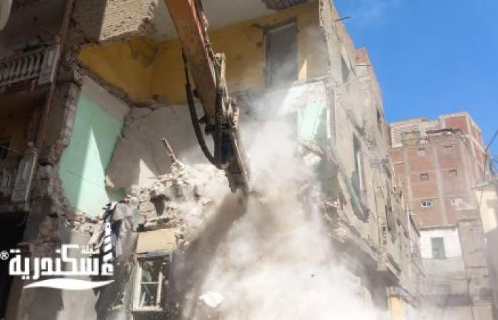 حي غرب.... إزالة الخطوره الداهمه بالعقار ٤ حارة الايمان حرصا علي سلامه المواطنين