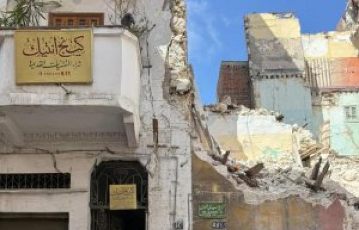 صورة الرئيس الراحل جمال عبد الناصر تظهر بين أنقاض عقار منهار في قلب الإسكندرية التاريخية