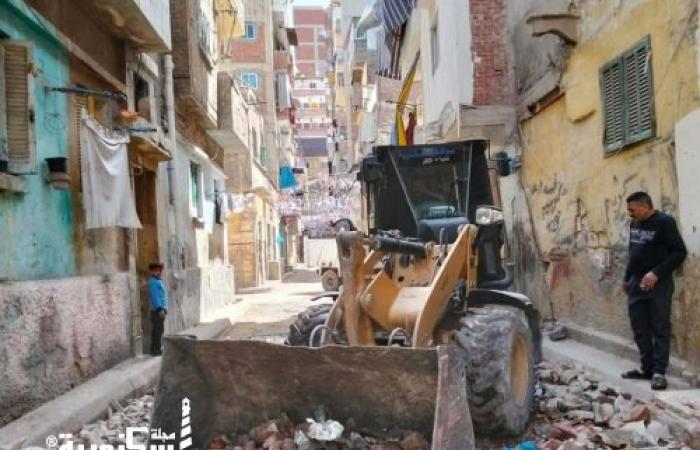 حي غرب يفتح شوارع كرموز بعد رفع مخلفات العقارات الخطرة