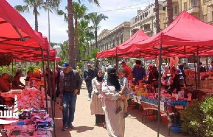 سلع مخفضة وقافلة طبية مجانية.. رئيس حي الجمرك يتابع "سوق اليوم الواحد" بالمنشية
