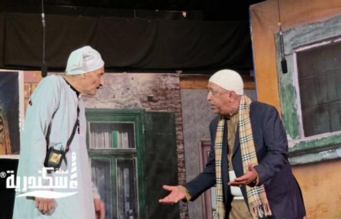 بالتقسيط على مسرح عبدالمنعم جابر .. يوجه رسالة تحذير من الوقوع فى فخ الأقساط لفريق فريندز للفنون المسرحية