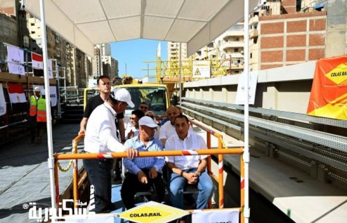 رئيس الوزراء ووزير النقل يستقلان عربة مخصصة للسير على القضبان من محطة "المندرة" حتى "سيدي بشر" لمتابعة معدلات التنفيذ ميدانياً لمترو الإسكندرية