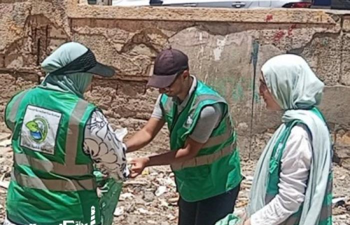 حملة موسعة بالإسكندرية لتنظيف شريط ترام الرمل ونشر الوعي البيئي