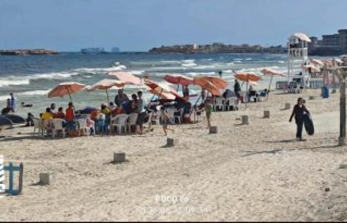 قبل ما تنزل البحر.. خريطة رايات شواطئ الإسكندرية وأرقام الشكاوى الساخنة