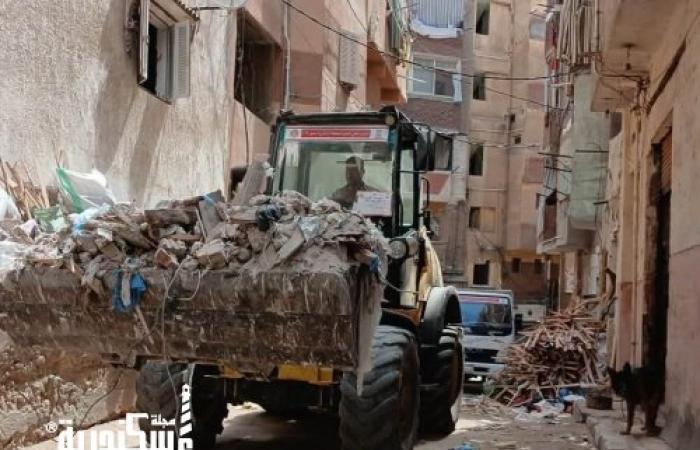لفتح الطريق أمام المارة.. رفع 15 طن أتربة وأنقاض من شارع "ابن كمال" بكرموز غرب الإسكندرية