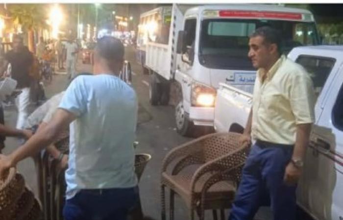 حملة مسائية مكثفة لإزالة 70 إشغالاً وتوسعة الشوارع الحيوية بحي الجمرك