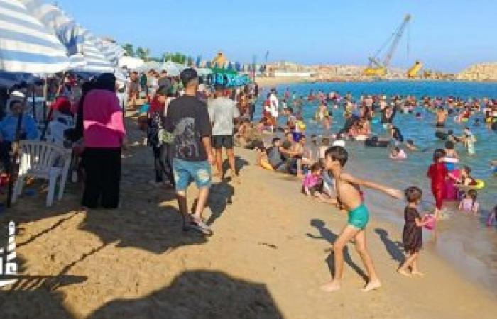 الإدارة المركزية للسياحة والمصايف: إقبال واسع على شواطئ الإسكندرية ورفع الرايات الخضراء والصفراء