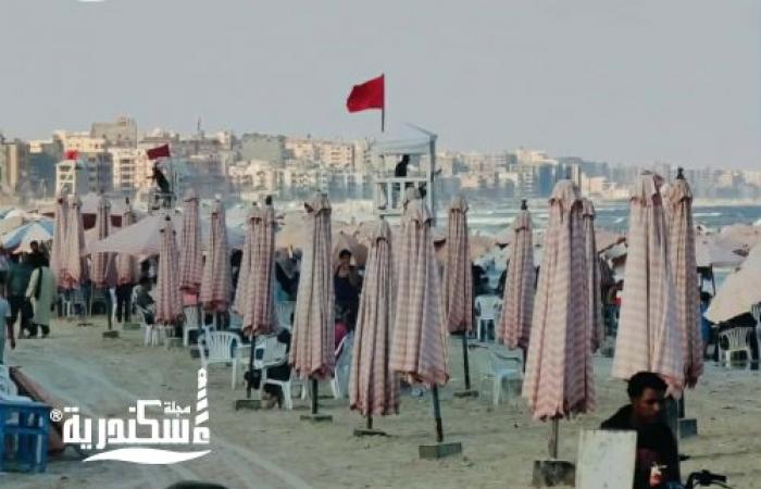 السياحة والمصايف بالإسكندرية...رايات حمراء تحظر السباحة بغرب المدينة.. وإقبال جيد بشرقها