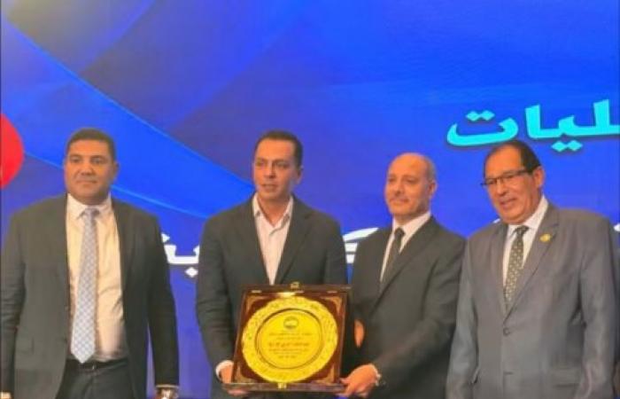 تقديرًا لعطائه في خدمة التعليم حزب مستقبل وطن يكرم الدكتور عربي أبوزيد مدير تعليم الإسكندرية