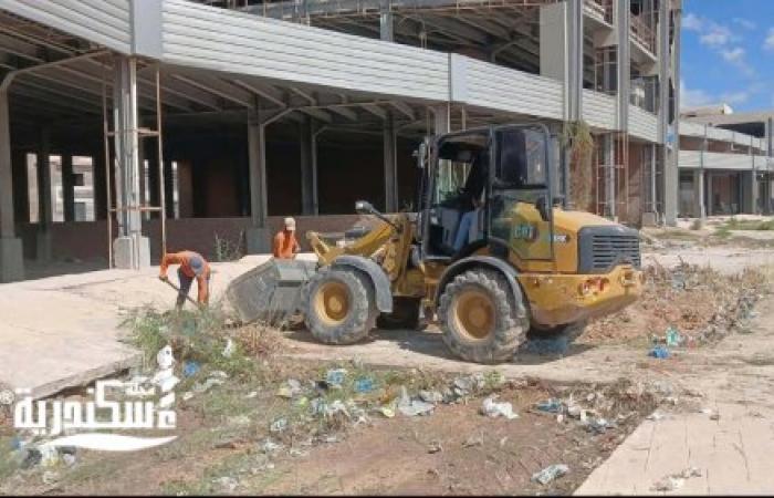 رئيس حي غرب تتابع اعمال تجريف ورفع الاتربة من الطريق الدولي امام بشاير الخير ٣ ، ٥