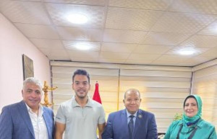 الدكتور محمد أبو زهرة المرشح لانتخابات النادى الأوليمبي يزور شركة النصر للملاحات