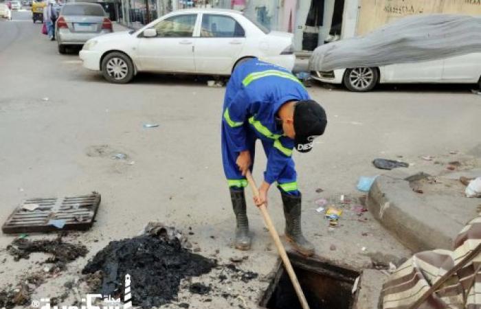 تطهير شنايش الأمطار من قبل شركة الصرف الصحي بالمنتزه ثان....  الأعمال تستهدف تطهير شنايش شارع جمال عبد الناصر  وأسفل كوبرى 45