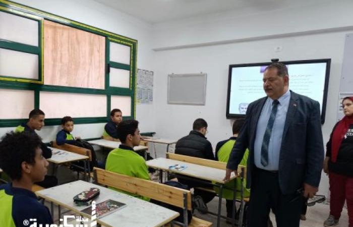 مدير إدارة شرق يتابع انتظام الدراسة وسير العملية التعليمية بمدرسة الثغر الثانوية الرسمية لغات