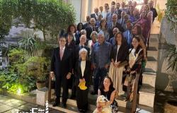 زاهي حواس يقدّم عرضاً لإنجازات البعثة الإسبانية بسقارة خلال اجتماع "مجموعة كليوباترا" بضيافة السفير الإسباني