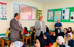 مدير "تعليم الإسكندرية" يتابع امتحانات الفصل الدراسي الثاني بمدرسة أشرف الخوجة ويشيد بانتظام اللجان