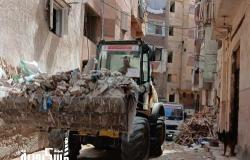 لفتح الطريق أمام المارة.. رفع 15 طن أتربة وأنقاض من شارع "ابن كمال" بكرموز غرب الإسكندرية
