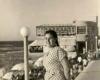 صورة فتاة فى شاطىء كليوباترا فى أوائل الخمسينات