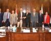 رئيس جامعة الإسكندرية يستقبل مسئول مجموعة المناخ بجامعة كامبردج البريطانية