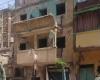 حي غرب... إزالة الخطوره الداهمه ببلكونات العقار ١٠١ شارع البيهقي بالورديان